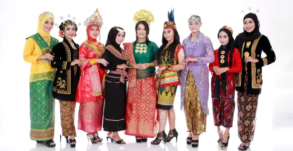 Busana tradisional Indonesia dari berbagai daerah Nusantara